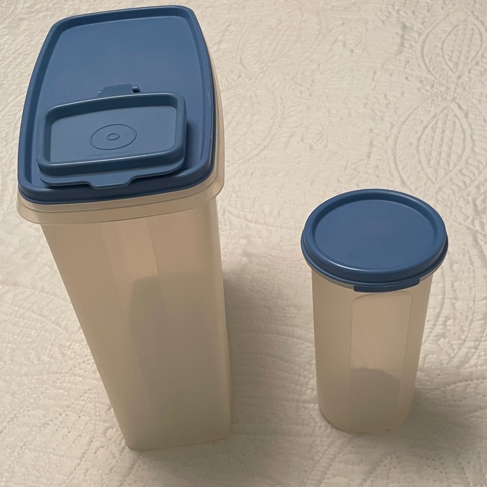 🌷Set of 2 Vintage Tupperware Blue Lid Food Storage Containers